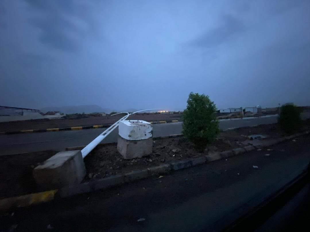 صور من عدن تحكي تفاصيل العاصفة التي أسفرت عن أضرار جسيمة