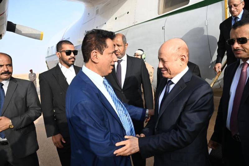 الرئيس رشاد العليمي يصل إلى محافظة المهرة (صور)
