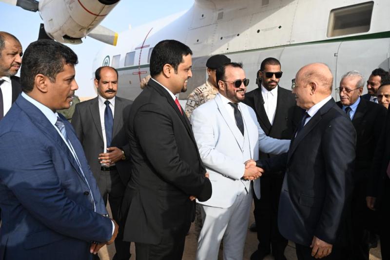 الرئيس رشاد العليمي يصل إلى محافظة المهرة (صور)