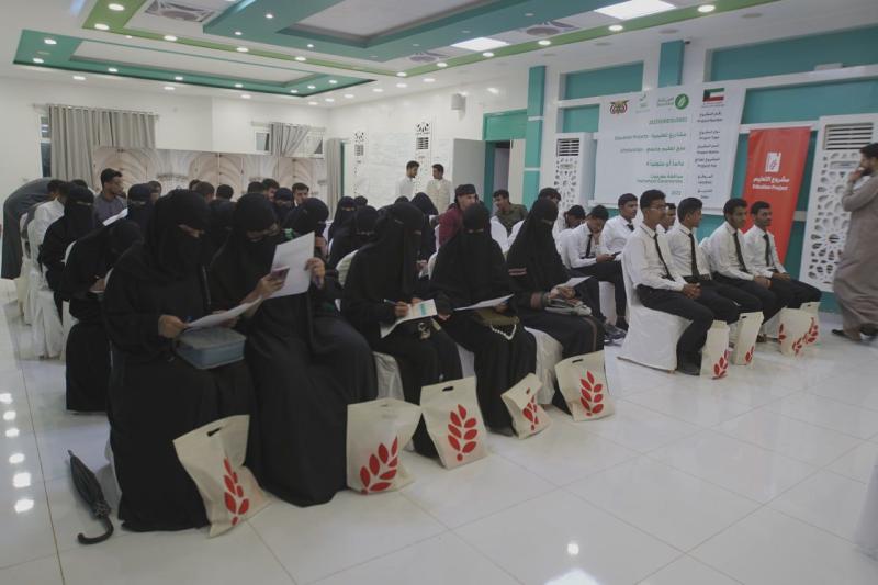 العون المباشر تقدم ٢٤١ منحة تعليمية للطلاب في سبع محافظات يمنية