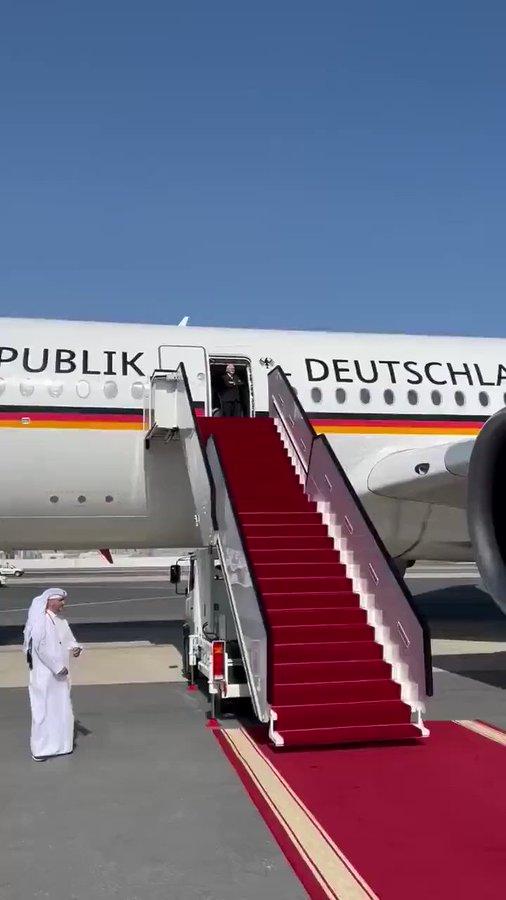 قطر توجه رسالة قوية لرئيس ألمانيا وتجعله ينتظر نصف ساعة على سلم الطائرة (فيديو)