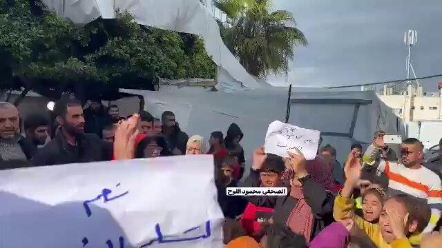 احتجاج فلسطيني في دير البلح ويطالبون حماس بتسليم الرهائن الإسرائيليين لإيقاف الحرب (فيديو)