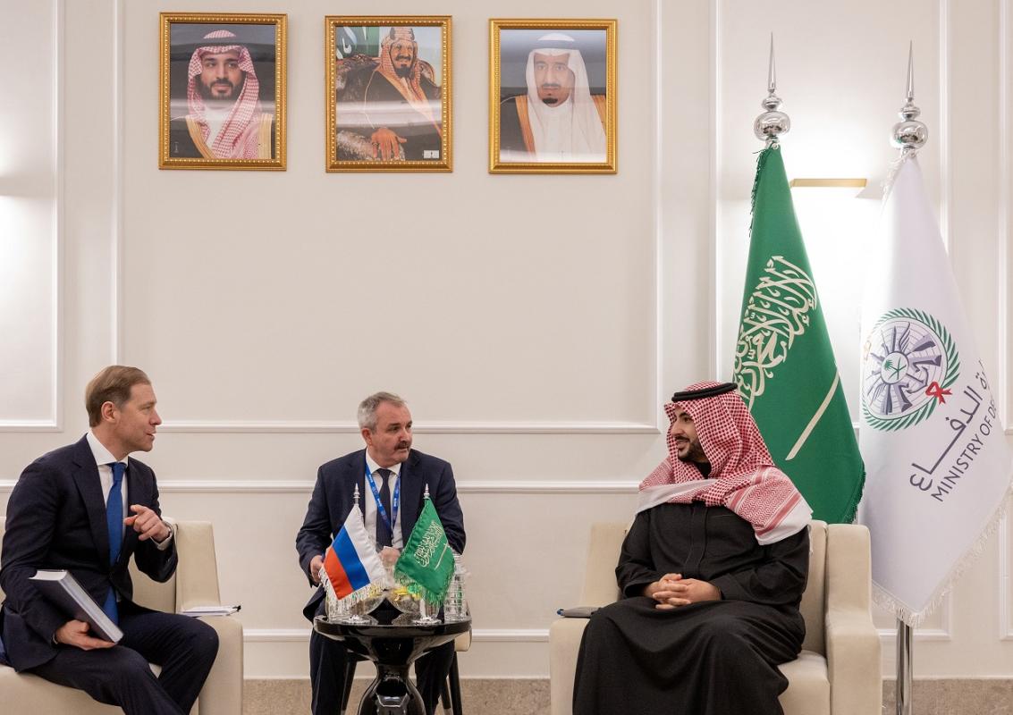 لقاء سمو الأمير خالد مع نائب رئيس الوزراء وزير الصناعة والتجارة الروسي دينيس مانتوروف