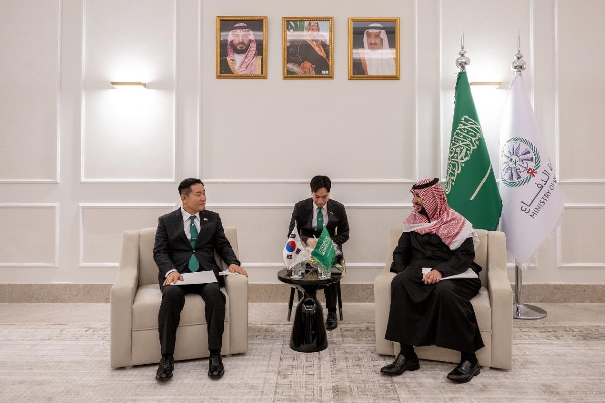 سمو الأمير خالد يلتقي مع وزير الدفاع الوطني في جمهورية كوريا شين وون سيك