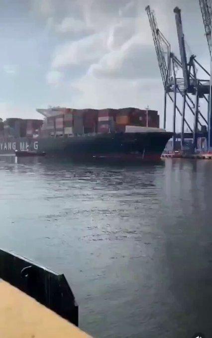 سفينة حاويات ضخمة تصطدم برافعة في ميناء كوجالي الدولي غرب تركيا (فيديو)