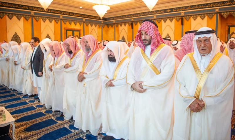 الأمير محمد بن سلمان يؤدي صلاة عيد الفطر المبارك مع جموع المصلين في المسجد الحرام (فيديو)