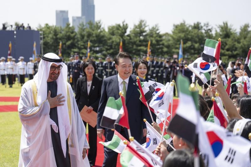 مباحثات مثمرة حول تعزيز العلاقات الثنائية خلال زيارة الشيخ محمد بن زايد لجمهورية كوريا الجنوبية