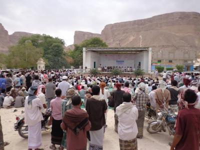 أبناء القطن يشكلون لجان لقطع الطريق المؤدي إلى المحافظات الشمالية بخط مأرب  مهرجان جماهيري بالقطن يطالب بإتخاذ مواقف عاجلة لاطلاق سراح المختطف النميري