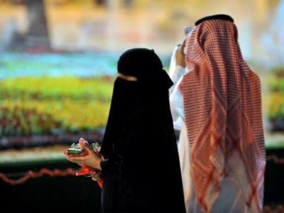 سعودية تهدي زوجها عروساً.. وسيارة 