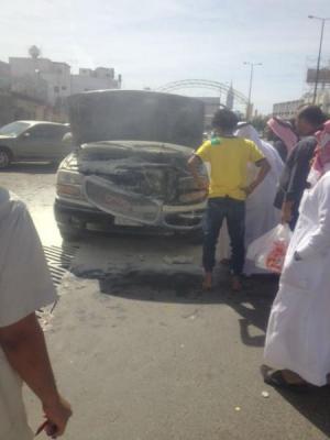 سارع لإطفاء النيران وحيداً وسط إعجاب الحاضرين:  بائع يمني ينقذ سيارة مواطن سعودي من الاحتراق في مكة