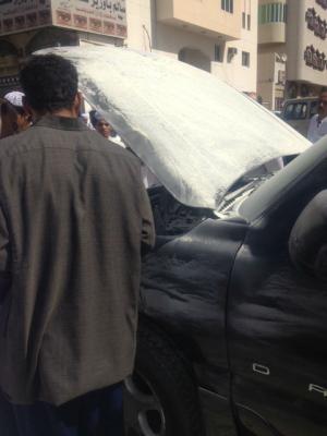 سارع لإطفاء النيران وحيداً وسط إعجاب الحاضرين:  بائع يمني ينقذ سيارة مواطن سعودي من الاحتراق في مكة