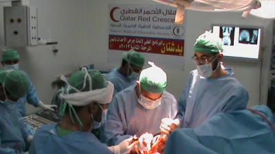 الهلال الأحمرالقطري والجمعية الطبية ينفذا 32 عملية لجرحى الأحداث في اليمن خلال فبراير