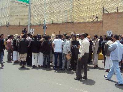 مظاهرة حاشدة تصل إلى جوار السفارة السعودية بصنعاء للمطالبة بإلغاء القانون الجديد (صور)