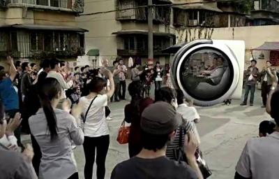 بالفيديو والصور ..سيارة عائمة تجوب شوارع الصين