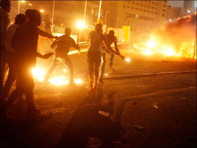 اشتباكات واسعة شهدتها بعض المناطق القريبة من ميدان التحرير (رويترز)
