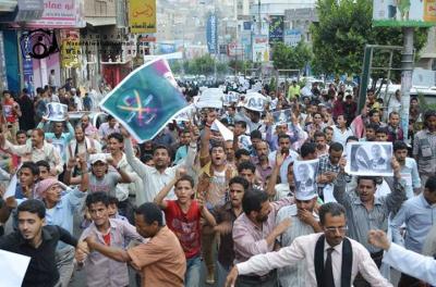 بالصور: عشرات الآلاف من اليمنيين يتظاهرون ضد الإنقلاب بمصر ويدينون مجزرة الحرس الجمهوري