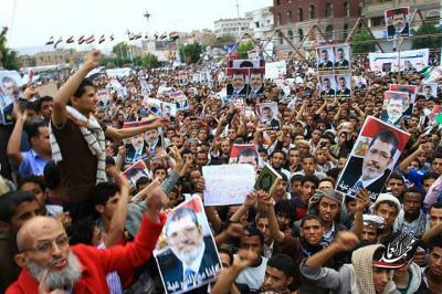 بالصور: عشرات الآلاف من اليمنيين يتظاهرون ضد الإنقلاب بمصر ويدينون مجزرة الحرس الجمهوري