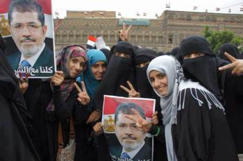أجمل صورة لعجوز يمني يؤيد شرعية مرسي وشعر "فؤاد الحميري" (النص والصورة)