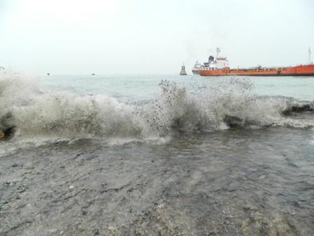 (صور كارثية) تسرب المازوت يلوث ساحل المكلا بطريقة كبيرة