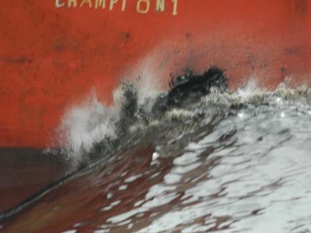 (صور كارثية) تسرب المازوت يلوث ساحل المكلا بطريقة كبيرة