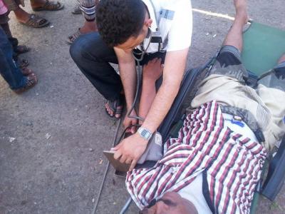 إصابة احد اعضاء اللجنة الامنية في اشتباكات مسلحة بساحة العروض (صور )