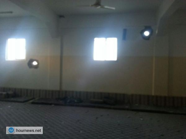 أثار القصف على أحد مرافق مسجد المزرعة
