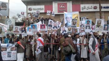 اعتصام لأهالي المعتقلين اليمنيين في السعودية أمام سفارة المملكة بصنعاء