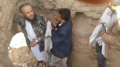 أفراد اللجنة الشعبية مختبئين بأحد الخنادق من رصاص الحوثيين
