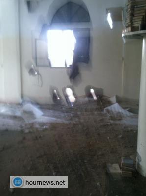 بالصور: بعض آثار قصف الدبابات اليوم على مسجد دار الحديث بدماج