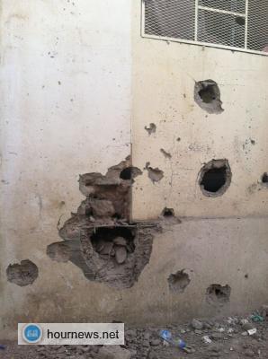 بالصور: بعض آثار قصف الدبابات اليوم على مسجد دار الحديث بدماج