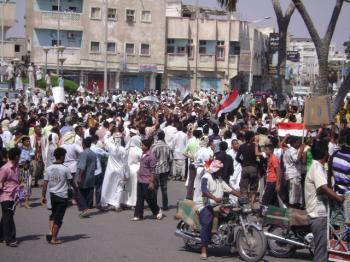 الألاف من المتظاهرين يتجهون نحو القصر الجمهوري بالحديدة للمطالبة برحيل الرئيس صالح وإسقاط النظام 