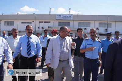 بالصور.. الوزير باذيب يزور عمال ميناء عدن ويصافحهم : لن يُسلم الميناء لأي شركة تنتقص من حق الميناء و حقوقكم