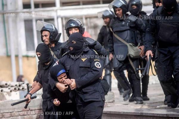  بالصور.. ضابط شرطة مصري يستأسد على طالبة بجامعة الأزهر !!