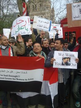 تظاهرات  لابناء اليمن امام السفارة اليمنية بلندن مطالبين باسقاط  النظام ومحاكمتة  --- بالصور