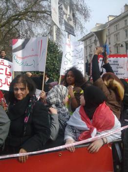 تظاهرات  لابناء اليمن امام السفارة اليمنية بلندن مطالبين باسقاط  النظام ومحاكمتة  --- بالصور