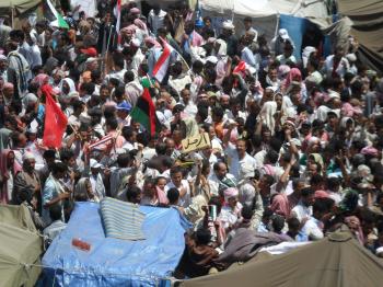 مئات الآلف في ساحة الحرية بتعز يطالبون النظام بسرعة الرحيل وخطيب الجمعة يشيد بموقف الجيش 
