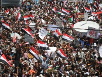 مئات الآلف في ساحة الحرية بتعز يطالبون النظام بسرعة الرحيل وخطيب الجمعة يشيد بموقف الجيش 