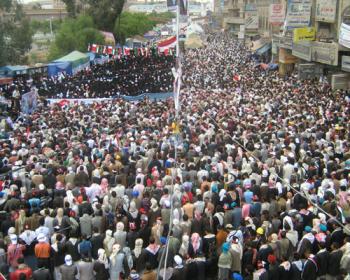 خطيب الساحة: حالة الطوارئ تجاوزها الشعب بنزوله للشوارع وشباب التغيير يصدرون مشروع مطالب الثورة السلمية