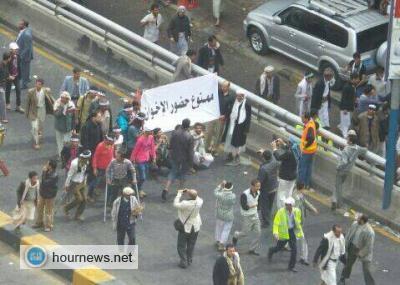 مسيرة لشباب انقاذ الثورة والحوثيين تغلق شاع الزبيري أمام المستشفى الجمهوري (صور)