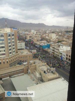 مسيرة لشباب انقاذ الثورة والحوثيين تغلق شاع الزبيري أمام المستشفى الجمهوري (صور)