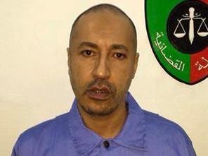 صور الساعدي القذافي يقصون شعره في السجن الليبي