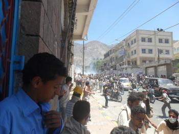 صور بعض الجرحى : قوات الأمن المتمركز بالقرب من مبنى المحافظة باشرت بإطلاق النار بدون سابق انذار