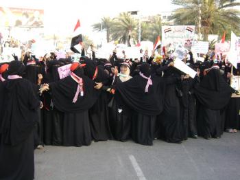 مسيرة نسائية غاضبة تجوب شوارع محافظة الحديدة للتنديد بالمجازر الوحشية للنظام وتطالب الرئيس صالح بالرحيل