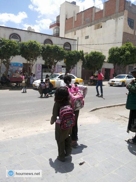 بالصور: من هو الشاب الذي تعرفه طالبات مدرسة خولة بنت الازور بصنعاء، ويحضر يومياً؟