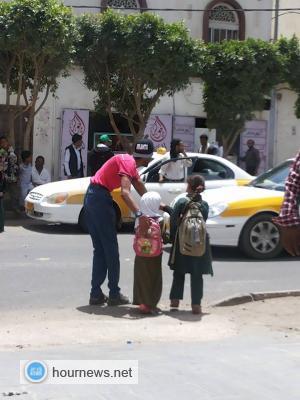 بالصور: من هو الشاب الذي تعرفه طالبات مدرسة خولة بنت الازور بصنعاء، ويحضر يومياً؟
