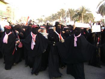 مسيرة نسائية غاضبة تجوب شوارع محافظة الحديدة للتنديد بالمجازر الوحشية للنظام وتطالب الرئيس صالح بالرحيل
