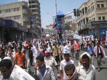 الآلاف يتظاهرون في تعز مطالبين بسرعة تنحي الرئيس صالح وسقوط قتلى برصاص الحرس الجمهوري 