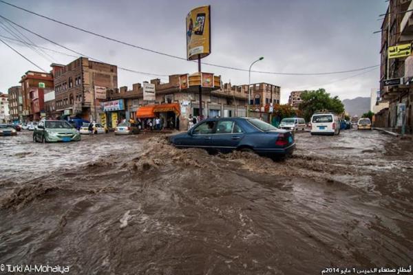 شاهد بالصور جميلة: مياه الأمطار على العاصمة صنعاء في السائلة والشوارع