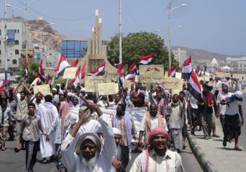 عقب صلاة جمعة الفرصة الأخيرة .. الآلاف بالمكلا يجوبون الشوارع يطالبون بالرحيل الفوري للرئيس صالح بالصور