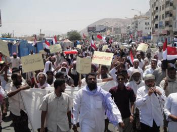 عقب صلاة جمعة الفرصة الأخيرة .. الآلاف بالمكلا يجوبون الشوارع يطالبون بالرحيل الفوري للرئيس صالح بالصور